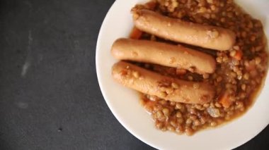 Mercimekli sosis ikinci tabak lezzetli aperatif lezzetli gurme yemek arkaplanı masa rustik üst görünüm fotokopi alanı