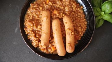 Mercimekli sosis ikinci tabak lezzetli aperatif lezzetli gurme yemek arkaplanı masa rustik üst görünüm fotokopi alanı