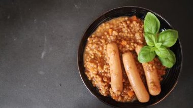 Mercimekli sosis ikinci tabak lezzetli aperatif lezzetli gurme yemek arkaplanı masa rustik üst görünüm fotokopi alanı