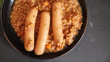 Mercimekli sosis ikinci tabak lezzetli aperatif lezzetli gurme yemek arkaplanı masa rustik üst görünüm fotokopi alanı