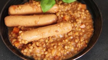 Mercimekli sosis ikinci tabak lezzetli aperatif lezzetli gurme yemek arkaplanı masa rustik üst görünüm fotokopi alanı