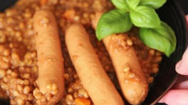 Mercimekli sosis ikinci tabak lezzetli aperatif lezzetli gurme yemek arkaplanı masa rustik üst görünüm fotokopi alanı