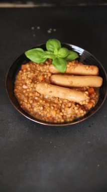 Mercimekli sosis ikinci tabak lezzetli aperatif lezzetli gurme yemek arkaplanı masa rustik üst görünüm fotokopi alanı