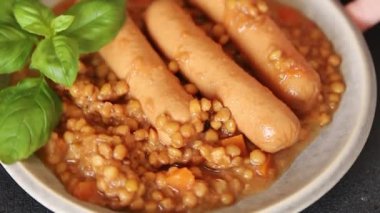 Mercimekli sosis ikinci tabak lezzetli aperatif lezzetli gurme yemek arkaplanı masa rustik üst görünüm fotokopi alanı