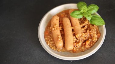 Mercimekli sosis ikinci tabak lezzetli aperatif lezzetli gurme yemek arkaplanı masa rustik üst görünüm fotokopi alanı