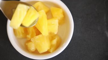 Ananas konserveleri tatlı meyve parçaları lezzetli çerezler lezzetli gurme yemek arkaplan masa üzerinde rustik üst görünüm fotokopi alanı keto ve paleo diyet vejetaryen ve vejetaryen gıda