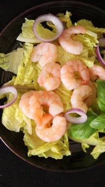 Karidesli salata, deniz ürünleri, lezzetli çerezler, lezzetli gurme yemek arka planı, rustik üst görünüm fotokopi alanı keto ve paleo diyeti, vejetaryen diyeti, pesseeter diyet.