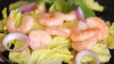 Karidesli salata, deniz ürünleri, lezzetli çerezler, lezzetli gurme yemek arka planı, rustik üst görünüm fotokopi alanı keto ve paleo diyeti, vejetaryen diyeti, pesseeter diyet.