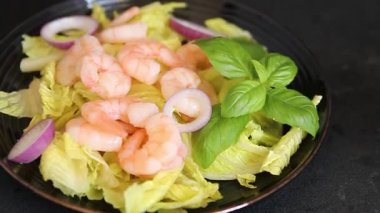 Karidesli salata, deniz ürünleri, lezzetli çerezler, lezzetli gurme yemek arka planı, rustik üst görünüm fotokopi alanı keto ve paleo diyeti, vejetaryen diyeti, pesseeter diyet.