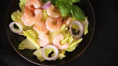 Karidesli salata, deniz ürünleri, lezzetli çerezler, lezzetli gurme yemek arka planı, rustik üst görünüm fotokopi alanı keto ve paleo diyeti, vejetaryen diyeti, pesseeter diyet.