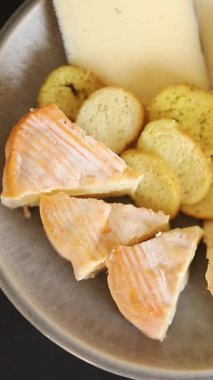 Peynir tabağı farklı peynir çeşidi aperatif lezzetli aperatif lezzetli gurme yemek arkaplanı masanın kırsal kesiminde fotokopi alanı