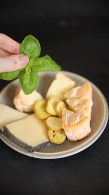 Peynir tabağı farklı peynir çeşidi aperatif lezzetli aperatif lezzetli gurme yemek arkaplanı masanın kırsal kesiminde fotokopi alanı