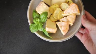 Peynir tabağı farklı peynir çeşidi aperatif lezzetli aperatif lezzetli gurme yemek arkaplanı masanın kırsal kesiminde fotokopi alanı