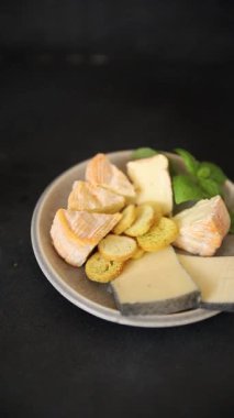 Peynir tabağı farklı peynir çeşidi aperatif lezzetli aperatif lezzetli gurme yemek arkaplanı masanın kırsal kesiminde fotokopi alanı