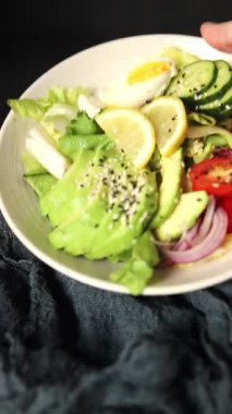Avokado salata yumurtası, domates, soğan, yeşil yaprak salatası sebze, doğal çerez, lezzetli çerez, lezzetli gurme yemek arka planı, masa rustik üst görünüm fotokopi alanı keto ve paleo diyet vegan ve vejetaryen yemekleri.