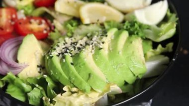 Avokado salata yumurtası, domates, soğan, yeşil yaprak salatası sebze, doğal çerez, lezzetli çerez, lezzetli gurme yemek arka planı, masa rustik üst görünüm fotokopi alanı keto ve paleo diyet vegan ve vejetaryen yemekleri.