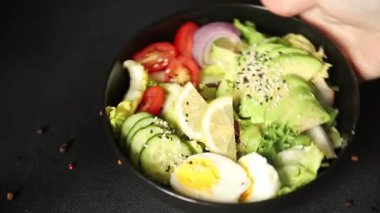 Avokado salata yumurtası, domates, soğan, yeşil yaprak salatası sebze, doğal çerez, lezzetli çerez, lezzetli gurme yemek arka planı, masa rustik üst görünüm fotokopi alanı keto ve paleo diyet vegan ve vejetaryen yemekleri.