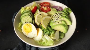 Avokado salata yumurtası, domates, soğan, yeşil yaprak salatası sebze, doğal çerez, lezzetli çerez, lezzetli gurme yemek arka planı, masa rustik üst görünüm fotokopi alanı keto ve paleo diyet vegan ve vejetaryen yemekleri.