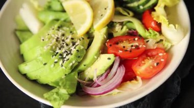 Avokado salata yumurtası, domates, soğan, yeşil yaprak salatası sebze, doğal çerez, lezzetli çerez, lezzetli gurme yemek arka planı, masa rustik üst görünüm fotokopi alanı keto ve paleo diyet vegan ve vejetaryen yemekleri.