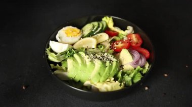 Avokado salata yumurtası, domates, soğan, yeşil yaprak salatası sebze, doğal çerez, lezzetli çerez, lezzetli gurme yemek arka planı, masa rustik üst görünüm fotokopi alanı keto ve paleo diyet vegan ve vejetaryen yemekleri.
