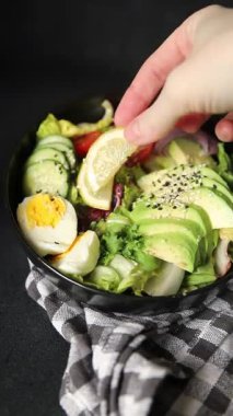 Avokado salata yumurtası, domates, soğan, yeşil yaprak salatası sebze, doğal çerez, lezzetli çerez, lezzetli gurme yemek arka planı, masa rustik üst görünüm fotokopi alanı keto ve paleo diyet vegan ve vejetaryen yemekleri.