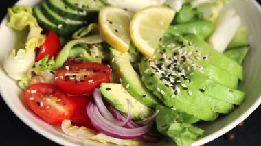 Avokado salata yumurtası, domates, soğan, yeşil yaprak salatası sebze, doğal çerez, lezzetli çerez, lezzetli gurme yemek arka planı, masa rustik üst görünüm fotokopi alanı keto ve paleo diyet vegan ve vejetaryen yemekleri.