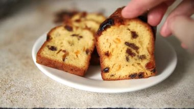 Meyveli kek tatlı meyveli pasta kurutulmuş meyveler, fındıklı geleneksel pişmiş yiyecekler doğal ürünler lezzetli çerezler lezzetli gurme yemek arkaplan masanın kırsal kesiminde fotokopi alanı