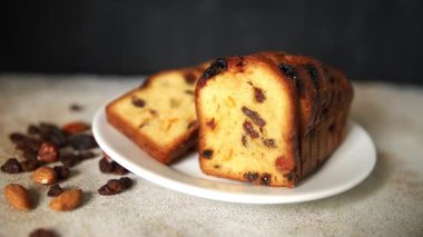 Meyveli kek tatlı meyveli pasta kurutulmuş meyveler, fındıklı geleneksel pişmiş yiyecekler doğal ürünler lezzetli çerezler lezzetli gurme yemek arkaplan masanın kırsal kesiminde fotokopi alanı