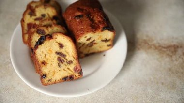 Meyveli kek tatlı meyveli pasta kurutulmuş meyveler, fındıklı geleneksel pişmiş yiyecekler doğal ürünler lezzetli çerezler lezzetli gurme yemek arkaplan masanın kırsal kesiminde fotokopi alanı