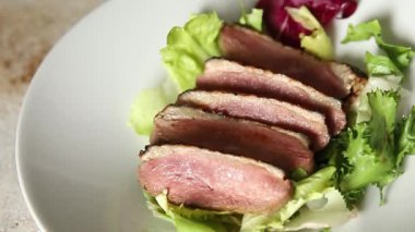 Ördek göğsü kızarmış kümes hayvanları taze doğal lezzetli aperatif lezzetli gurme yemek arka planı masa rustik üst manzara fotokopi alanı