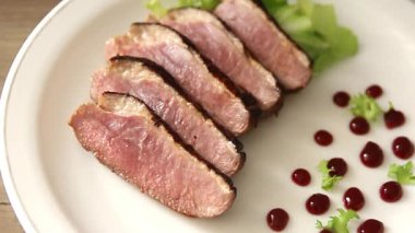 Ördek göğsü kızarmış kümes hayvanları taze doğal lezzetli aperatif lezzetli gurme yemek arka planı masa rustik üst manzara fotokopi alanı