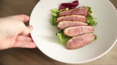 Ördek göğsü kızarmış kümes hayvanları taze doğal lezzetli aperatif lezzetli gurme yemek arka planı masa rustik üst manzara fotokopi alanı