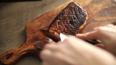 Ördek göğsü kızarmış kümes hayvanları taze doğal lezzetli aperatif lezzetli gurme yemek arka planı masa rustik üst manzara fotokopi alanı