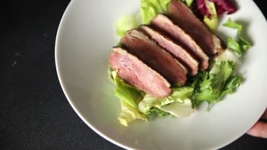 Ördek göğsü kızarmış kümes hayvanları taze doğal lezzetli aperatif lezzetli gurme yemek arka planı masa rustik üst manzara fotokopi alanı