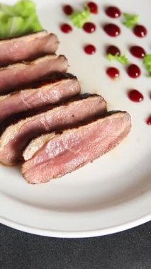 Ördek göğsü kızarmış kümes hayvanları taze doğal lezzetli aperatif lezzetli gurme yemek arka planı masa rustik üst manzara fotokopi alanı