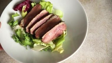 Ördek göğsü kızarmış kümes hayvanları taze doğal lezzetli aperatif lezzetli gurme yemek arka planı masa rustik üst manzara fotokopi alanı