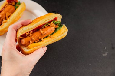 Sosisli kızartılmış soğan, sosis, çörek, fast food lezzetli çerez lezzetli gurme yemek arka planı masanın kırsal kesiminde fotokopi alanı.