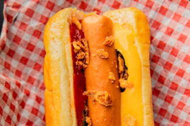 Sosisli kızartılmış soğan, sosis, çörek, fast food lezzetli çerez lezzetli gurme yemek arka planı masanın kırsal kesiminde fotokopi alanı.