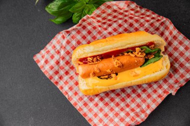 Sosisli kızartılmış soğan, sosis, çörek, fast food lezzetli çerez lezzetli gurme yemek arka planı masanın kırsal kesiminde fotokopi alanı.