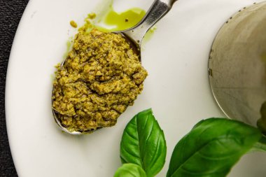 Pesto soslu fesleğen, zeytinyağı, parmesan, çam fıstığı, sarımsaklı doğal ürün lezzetli çerez, lezzetli yemek arkaplan rustik üst görünüm fotokopi alanı.