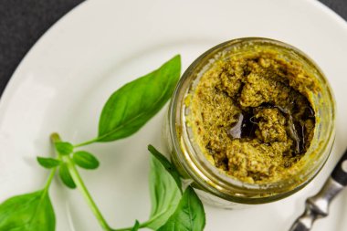 Pesto soslu fesleğen, zeytinyağı, parmesan, çam fıstığı, sarımsaklı doğal ürün lezzetli çerez, lezzetli yemek arkaplan rustik üst görünüm fotokopi alanı.