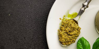 Pesto soslu fesleğen, zeytinyağı, parmesan, çam fıstığı, sarımsaklı doğal ürün lezzetli çerez, lezzetli yemek arkaplan rustik üst görünüm fotokopi alanı.