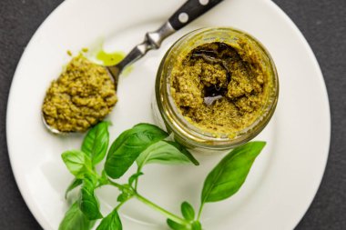Pesto soslu fesleğen, zeytinyağı, parmesan, çam fıstığı, sarımsaklı doğal ürün lezzetli çerez, lezzetli yemek arkaplan rustik üst görünüm fotokopi alanı.
