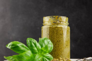 Pesto soslu fesleğen, zeytinyağı, parmesan, çam fıstığı, sarımsaklı doğal ürün lezzetli çerez, lezzetli yemek arkaplan rustik üst görünüm fotokopi alanı.