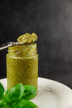 Pesto soslu fesleğen, zeytinyağı, parmesan, çam fıstığı, sarımsaklı doğal ürün lezzetli çerez, lezzetli yemek arkaplan rustik üst görünüm fotokopi alanı.