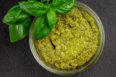 Pesto soslu fesleğen, zeytinyağı, parmesan, çam fıstığı, sarımsaklı doğal ürün lezzetli çerez, lezzetli yemek arkaplan rustik üst görünüm fotokopi alanı.
