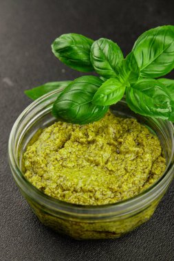 Pesto soslu fesleğen, zeytinyağı, parmesan, çam fıstığı, sarımsaklı doğal ürün lezzetli çerez, lezzetli yemek arkaplan rustik üst görünüm fotokopi alanı.