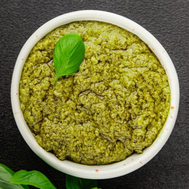 Pesto soslu fesleğen, zeytinyağı, parmesan, çam fıstığı, sarımsaklı doğal ürün lezzetli çerez, lezzetli yemek arkaplan rustik üst görünüm fotokopi alanı.