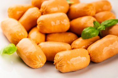 Sosis mini et porsiyon fast food doğal ürün lezzetli lezzetli gurme yemek arkaplan masa rustik üst görünüm fotokopi alanı