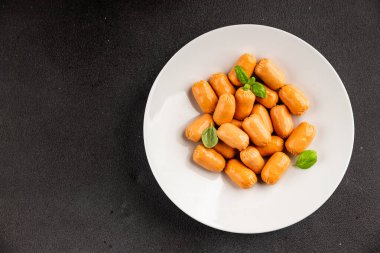 Sosis mini et porsiyon fast food doğal ürün lezzetli lezzetli gurme yemek arkaplan masa rustik üst görünüm fotokopi alanı